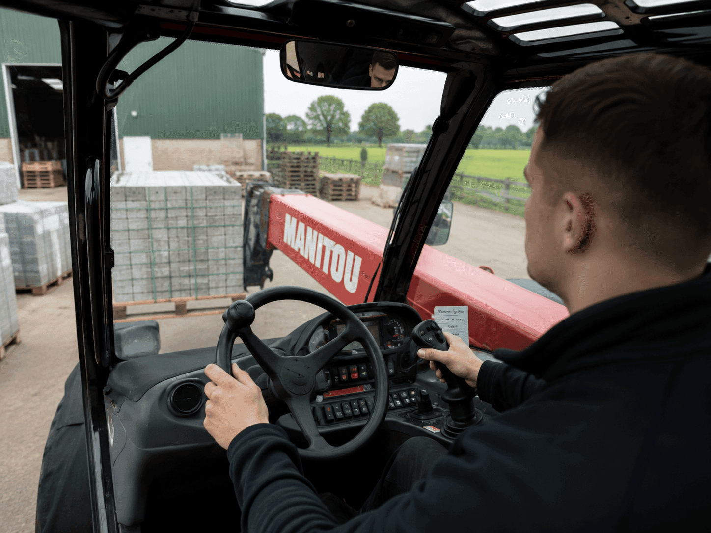 Hoe werkt de btw-stroom bij een verreiker lease?